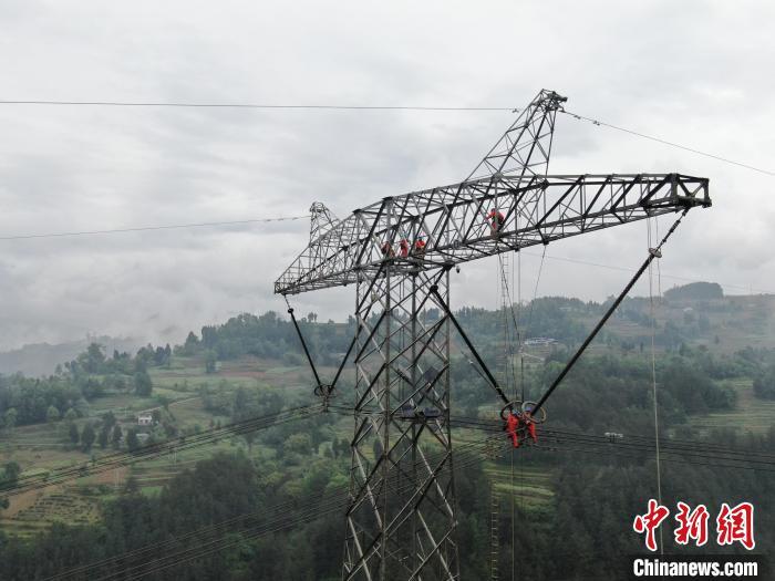 国网重庆检修公司输电运检员工对复奉线649号塔进行绝缘子串停电更换
