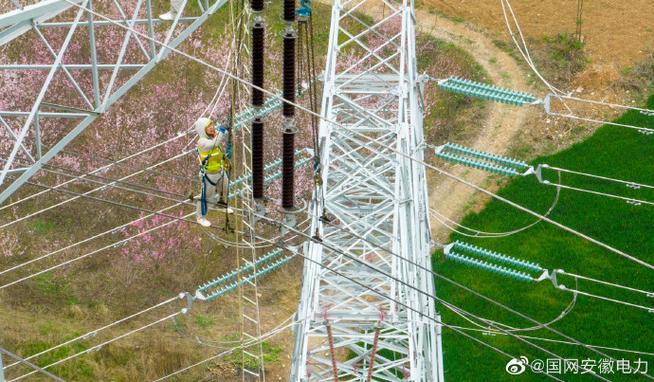 当日,淮北供电公司同步对500千伏线路开展一轮全面体检工作